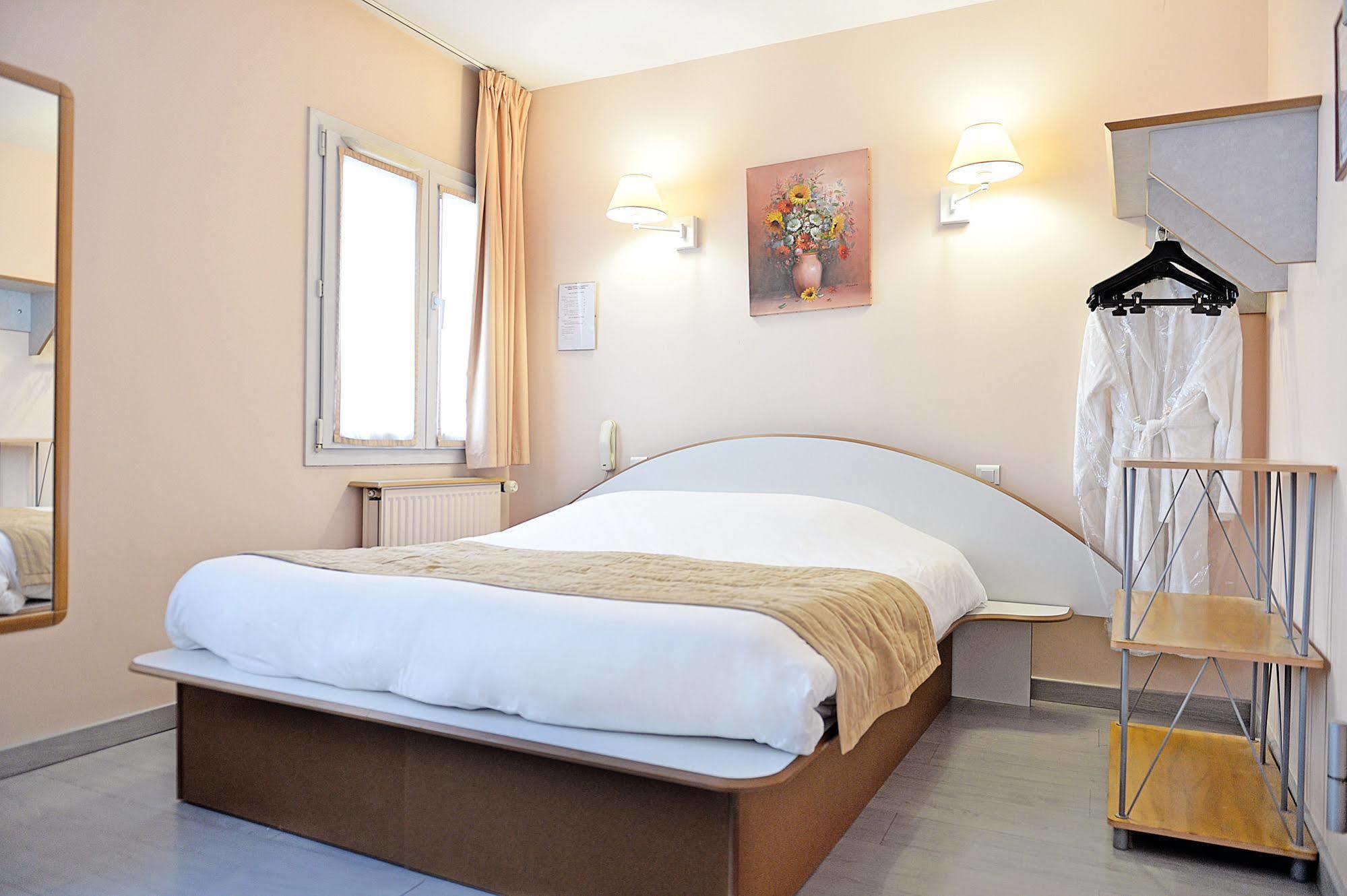 Hotel De Rosny 2*